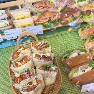 サンドウィッチや数種類のサンド系のパン