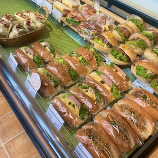 綺麗に陳列された数種類の惣菜パン
